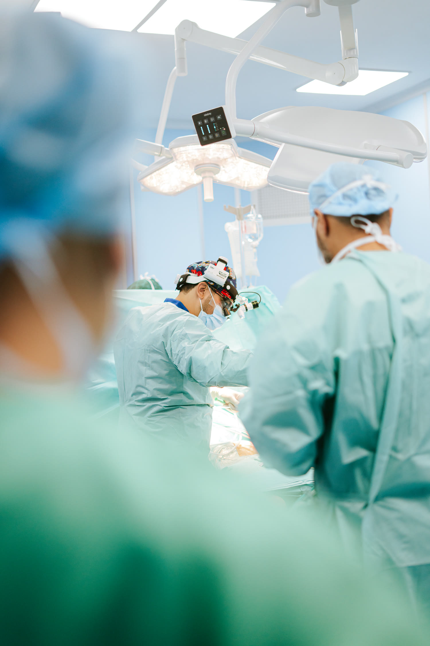 Dr Tber, chirurgien cardio-vasculaire à Tanger, au bloc opératoire